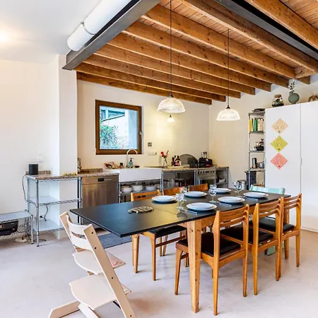 Guestready - Unique Bright House With Garden Гостевой дом